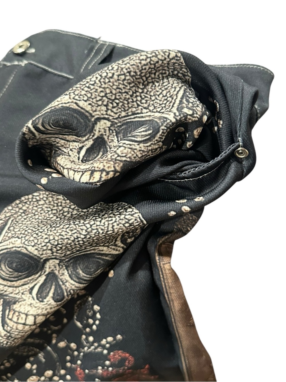 SHEIN Black & Burgundy Skull & Roses - Picture 3 of 16